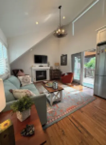 Birds Nest, Only blocks to downtown Snohomish