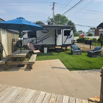 Mini Aruba Glamper in Dover with WiFi, AC and guest access to backyard oasis