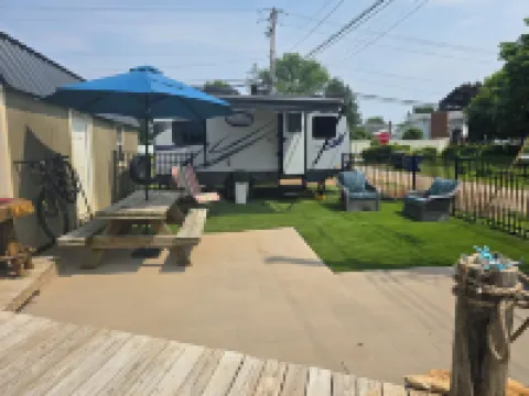 Mini Aruba Glamper in Dover with WiFi, AC and guest access to backyard oasis