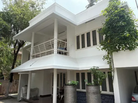 Clean & Spacious 3 bedroom - heart of city - peaceful, silent & nature friendly