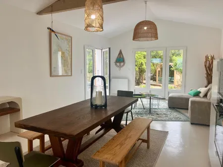 Charming house with garden and beach access Отели в г. Ле-Шато-д'Олерон