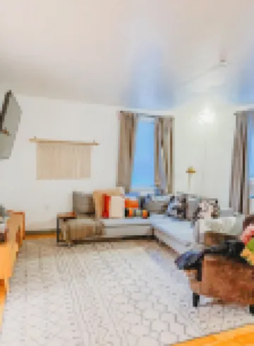 Boho 3-bedroom apt with fully supplied kitchen, WiFi, AC - Oldest Home in Oswego