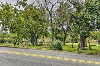 Historic 'Hardy House' on Main Street w/ Fire Pit! - Homestays