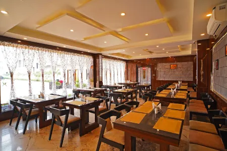 Resort Rath Inns - Beach Walking Distance