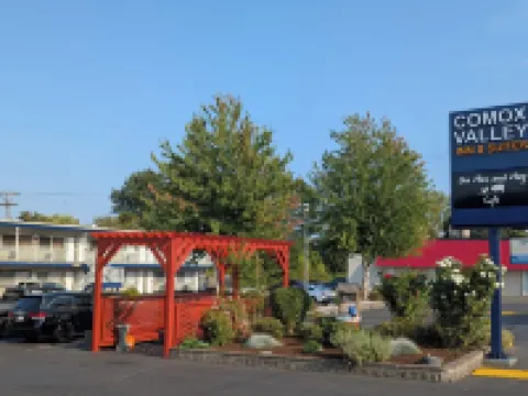 Comox Valley Inn & Suites Hotels in Courtenay