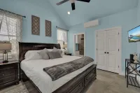 距主街六分鐘的現代小屋帶熱水浴缸