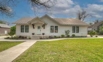 Schubert Inn-Main with Pool and Grill - 2Blks to Main