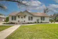 Schubert Inn-Main with Pool and Grill - 2Blks to Main Hotel in zona Pioneer Museum Complex