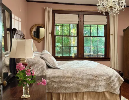 Charming 1930's English cottage with historic ambiance on three private acres Отели рядом с достопримечательностью «Rivergate»