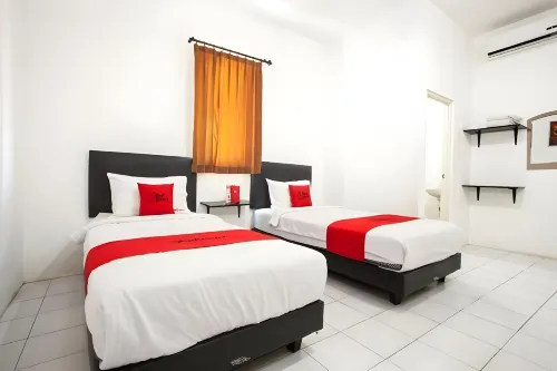 RedDoorz Plus Near Galaxy Mall Các khách sạn ở Tambaksari