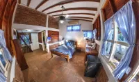 Romantic Beachfront Casita w Pool - AC - Sleeps 4 - Homestays