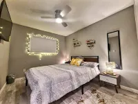 MID CENTURY ABODE Hoteles cerca de Microelectronics Research Center Department of Electrical and Computer Engineering