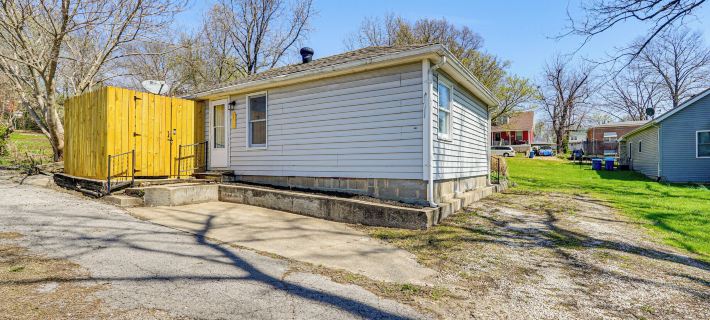 Jefferson City Bungalow Hot Tub and Patio! Hotels in Cole County
