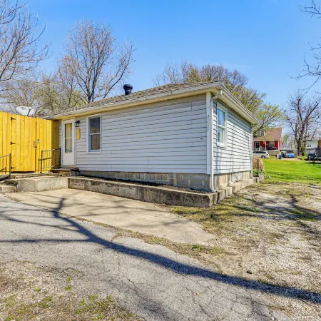 Jefferson City Bungalow Hot Tub and Patio!