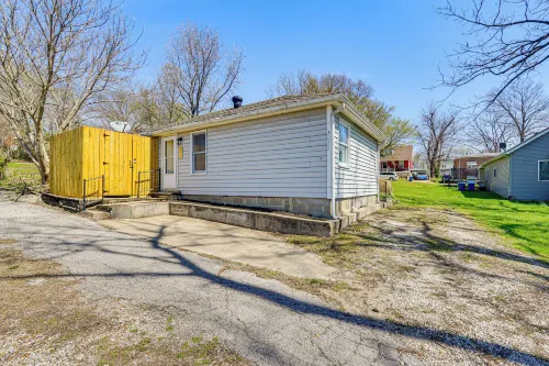 Jefferson City Bungalow Hot Tub and Patio!