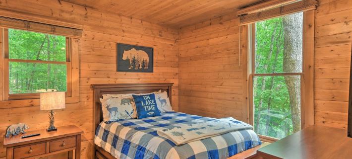 Lakefront Glass House Cabin w/ Mountain Views! Hotéis em Pickens County