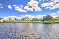 Waterfront Pool & Spa: Relaxing Cape Coral Retreat - Parkplatz