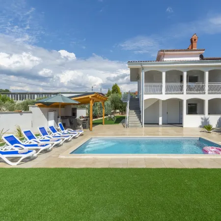 Relaxing Villa near Porec with Pool