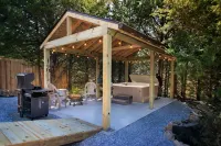 Cute European Bungalow Cabin w/Hot Tub. 1 Double Bed