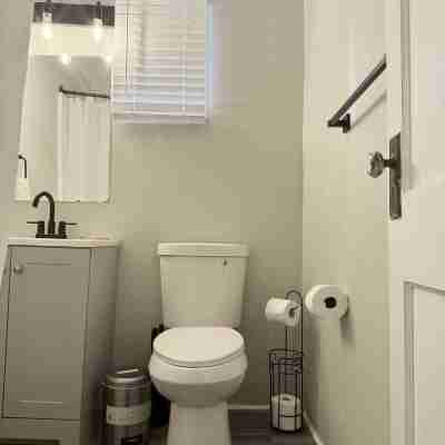 The Harrison A / 1BD/1BA Apt steps from Riverfront Rooms