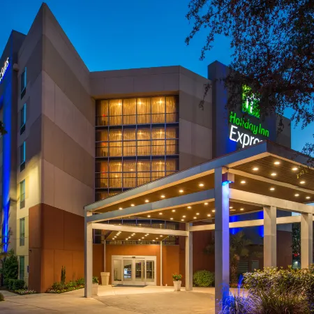 Holiday Inn Express & Suites SAN ANTONIO MEDICAL-SIX FLAGS by IHG