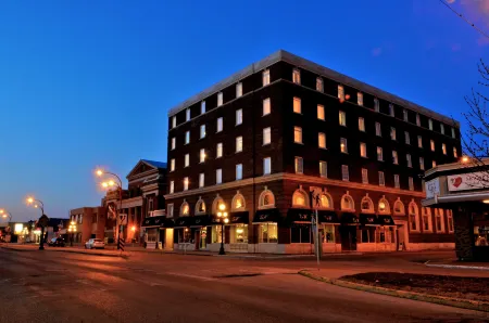 Grant Hall Hotel Отели рядом с достопримечательностью «Tunnels Of Moose Jaw»