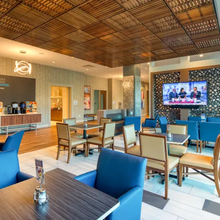 Holiday Inn Express & Suites CHARLOTTE - SOUTH END by IHG Отели рядом с достопримечательностью «Бульвар Независимости»