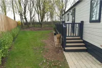 2-Bed Lodge Sleeps 4 - Pet Welcome - Fireplace - Homestays