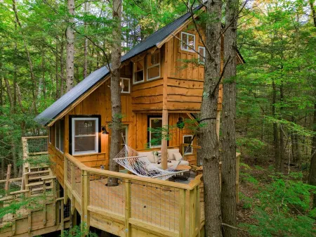 Treehouse With Hot Tub Close to Sunday River!