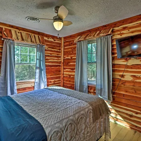 Cozy Cabin w/ Backyard Oasis: 11 Mi to Marina
