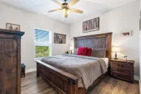 A Birds Eye Bridge View - 5 Bdr w/ Private Hot Tub