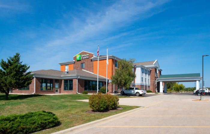 Holiday Inn Express & Suites FORT ATKINSON by IHG
