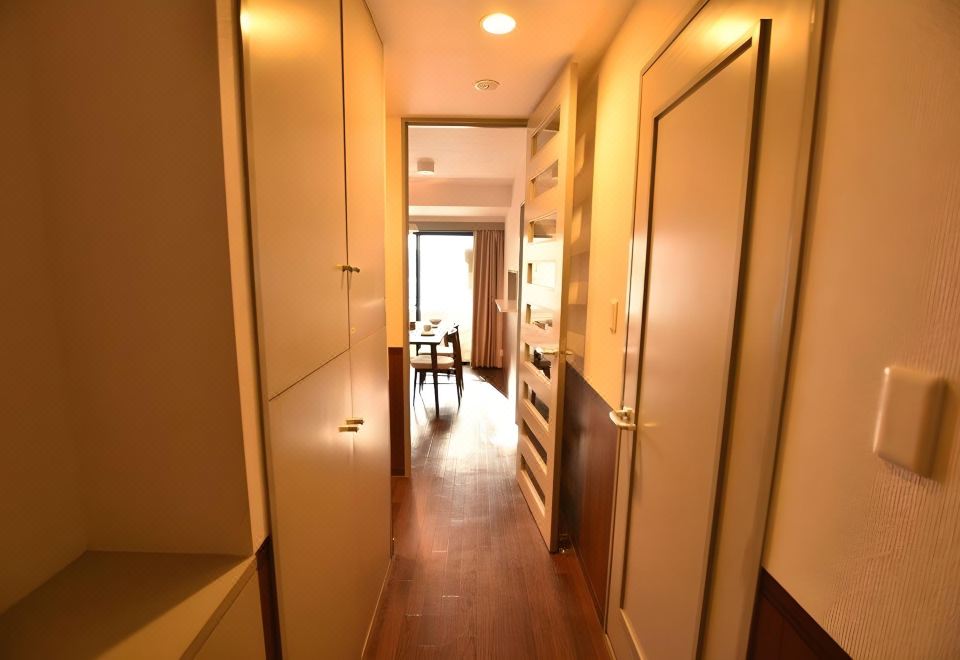 난도르 레지던스 넓은 거실