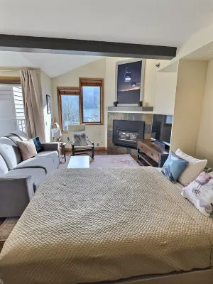 2BR Ski-In Ski-Out Condo with Desirable Amenities