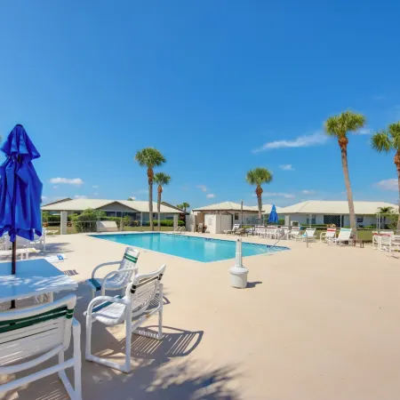 Screened Porch + Pool Access: Cozy Sebring Condo