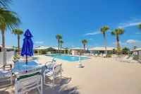 Screened Porch + Pool Access: Cozy Sebring Condo - Pools