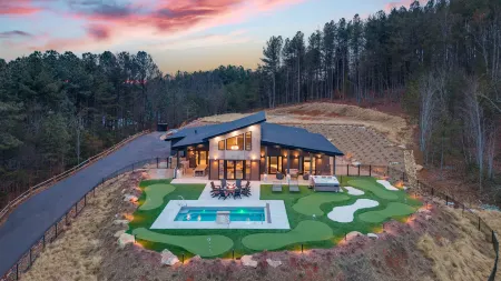 Heated Pool, Hot Tub and Putting Green Retreat - Stunning Mountain Oasis Отели в г. Резерфорд