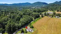 Peaceful Farmhouse Retreat: Hot Tub & Meadow Views. Zero Pet Fee!