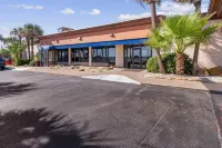 Clarion Pointe Galveston - Beachfront Hotels near Antique Warehouse