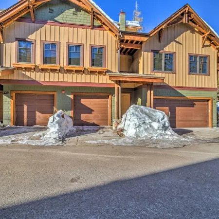 Central Mammoth Lakes Townhome ~ 1 Mi to Slopes