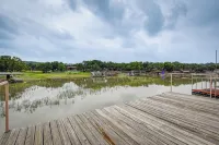 Lake Brownwood Home w/ Private Boat Dock! - parkir
