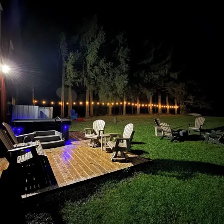 Modern Rustic Retreat- King bed, hot tub, wineries, waterfalls, hiking, Cornell
