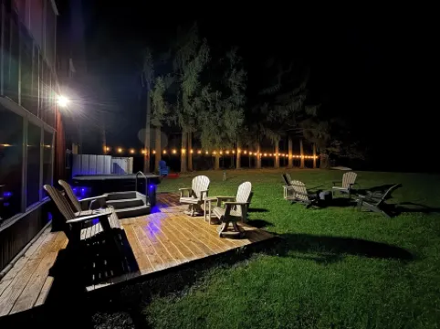 Modern Rustic Retreat- King bed, hot tub, wineries, waterfalls, hiking, Cornell