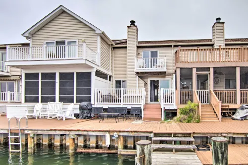 Canal-Front Escape w/ Dock: Walk to Maryland Beach - parcheggio