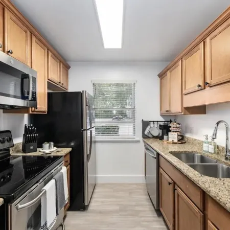 Cozy Modern Apartment - Near Shands & VA