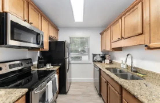Cozy Modern Apartment - Near Shands & VA