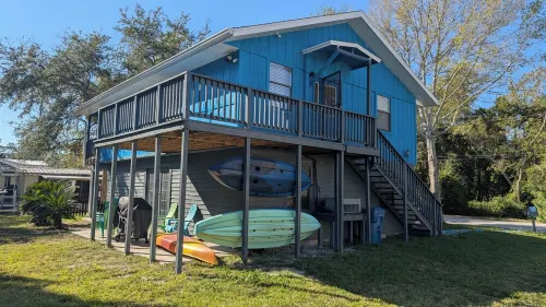 Mermaids Hideaway on the banks of beautiful waterways