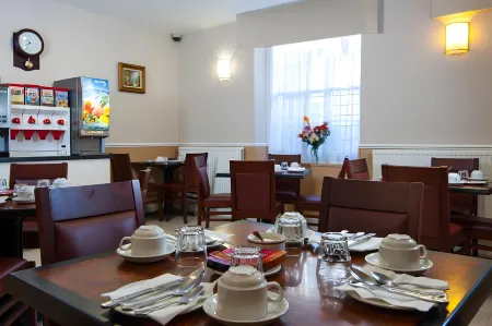 Dover Hotel - B&B Отели рядом с достопримечательностью «Daily Telegraph»