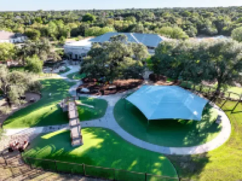 ชิค เอสเคป พูล ฮอต ทับ ยิม เพลย์รูม