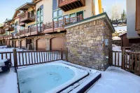 Walk to Lift! Luxe, Updated Cbmr Home w/ Mtn Views - 4-Star